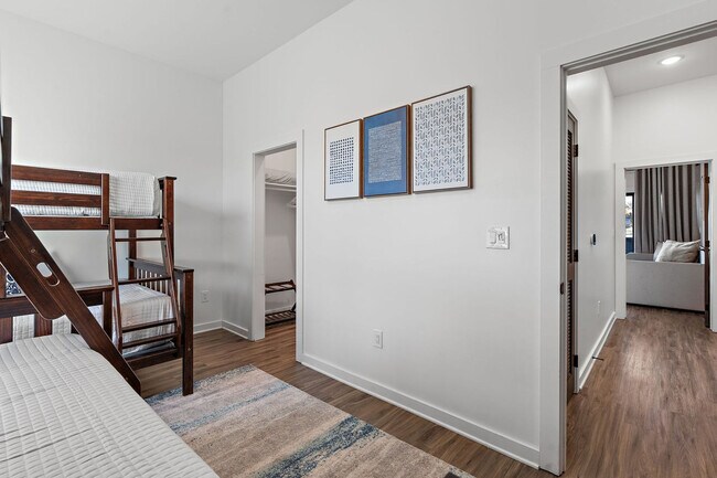 Building Photo - 738 Douglas Ave