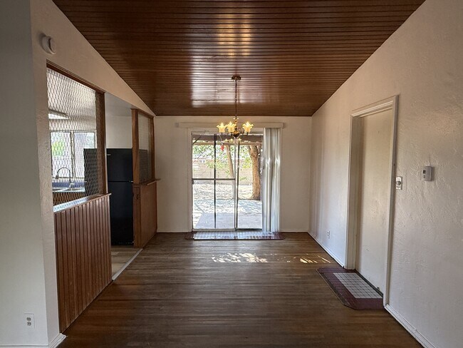Building Photo - 3213 San Pedro Dr NE