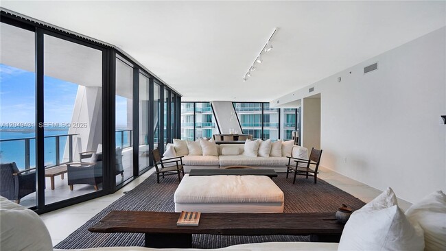 Building Photo - 1000 Biscayne Blvd