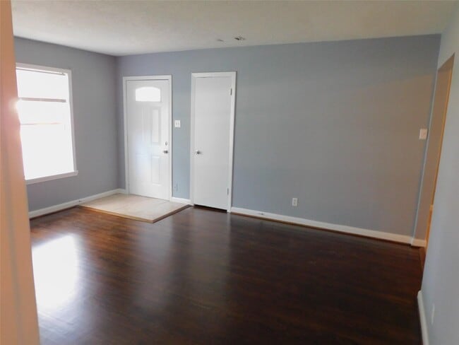 Building Photo - 3719 Meadowlake Rd