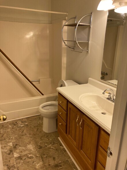 Large master bathroom w/ tub/shower - 103 Lisa Ln