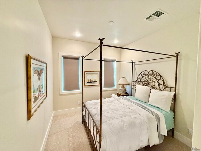 Building Photo - 1330 W Ridgeview Dr