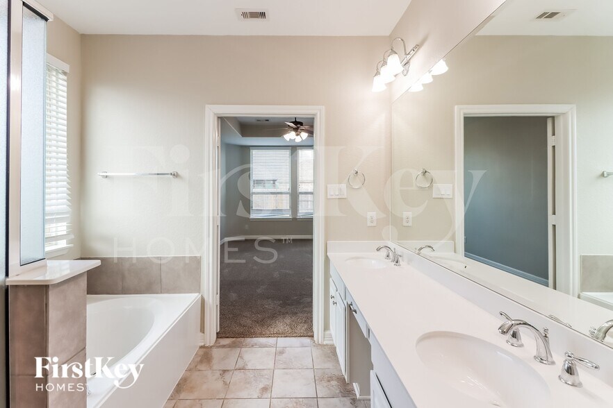 Building Photo - 9743 Stratton Ridge Dr