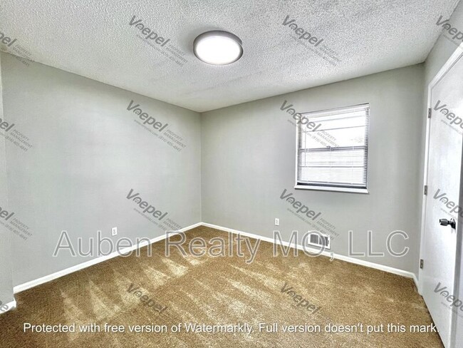 Building Photo - 1711 SW Skyline Dr