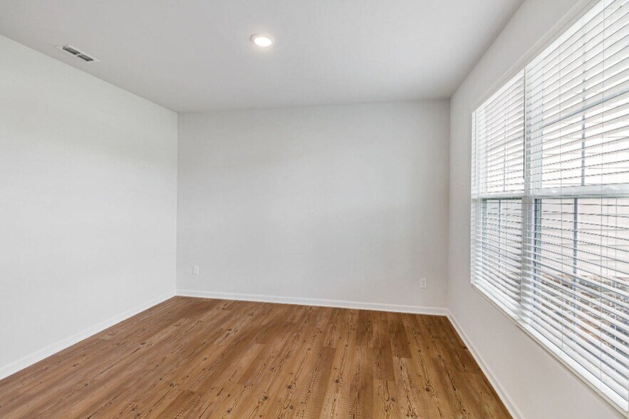 Building Photo - 220 Arwen Dr