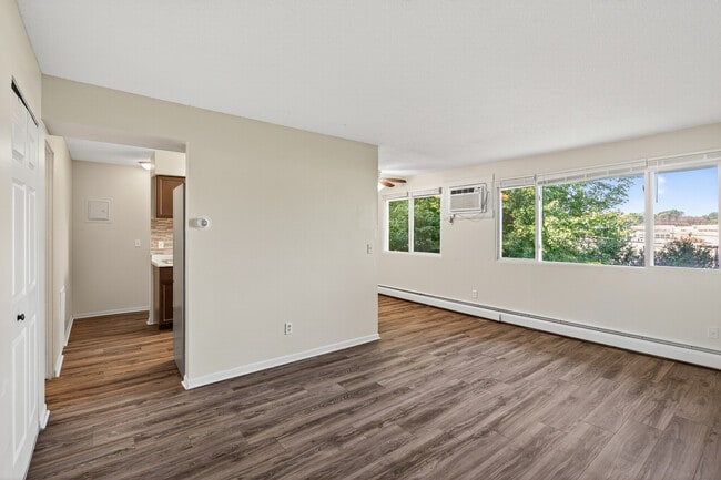 Building Photo - Rosco Apts- 2710