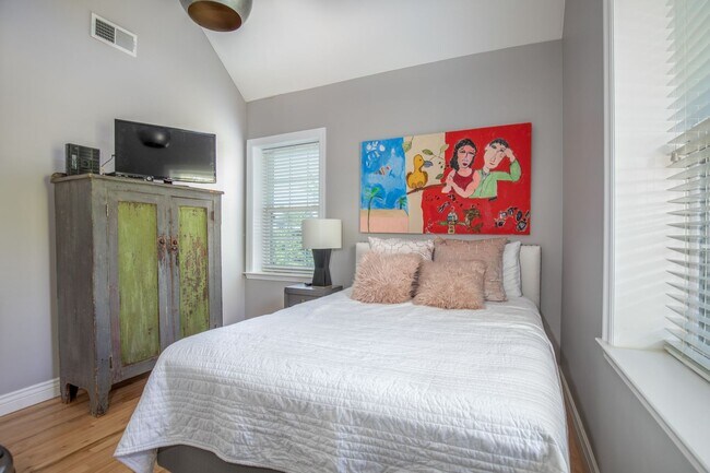 Building Photo - Beautiful Clayton Condo