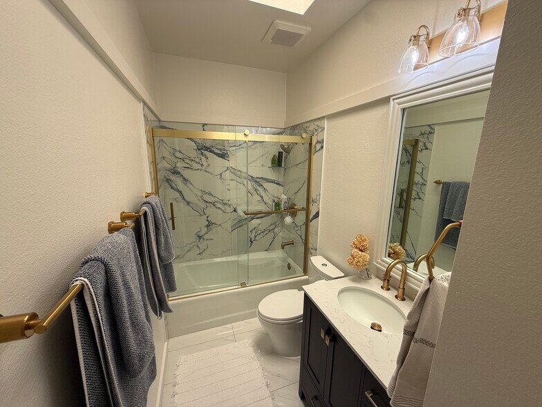 Main Bathroom/Guest Bathroom - 2185 Bush St