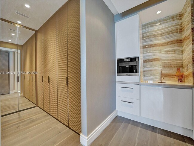 Building Photo - 17901 Collins Ave