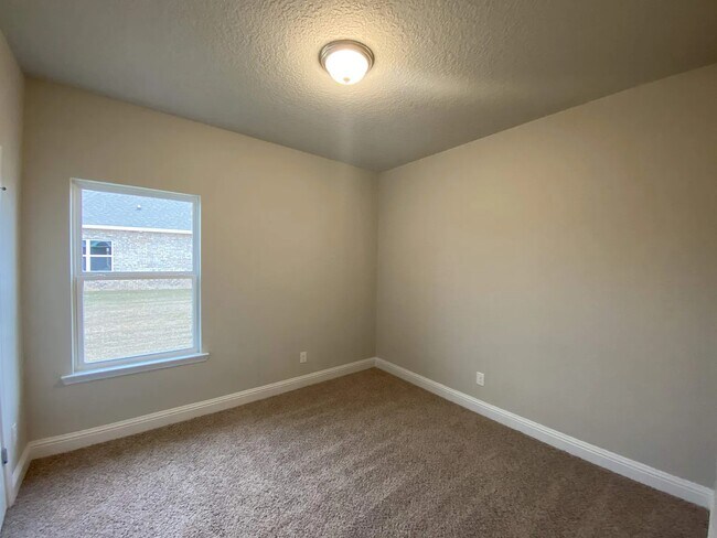 Building Photo - 1348 Rosefield Dr W