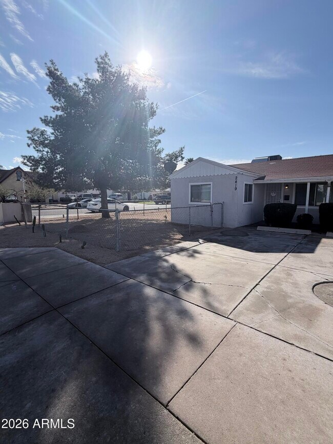 Building Photo - 2419 E Oak St