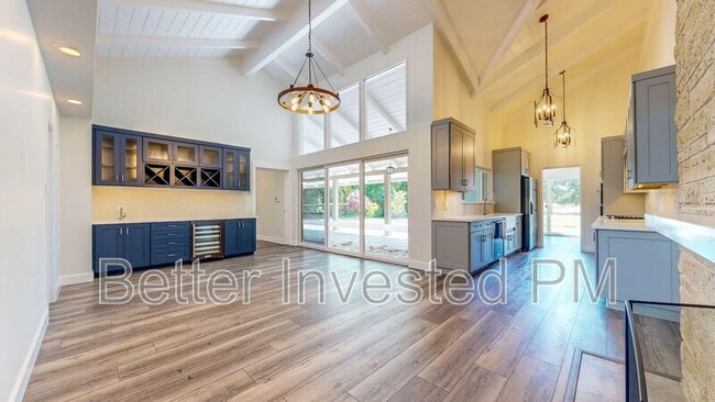 Building Photo - 475 Country Club Dr