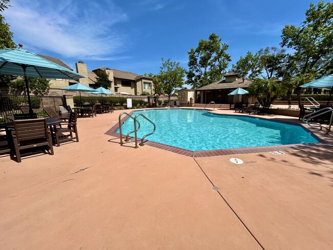 Building Photo - Beautiful 3 Bedroom 2.5 Bath Condo!