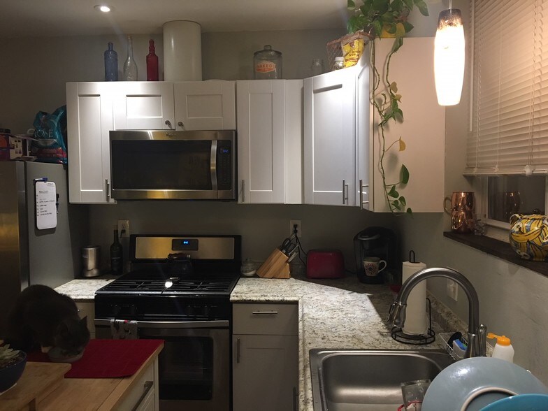 Kitchen - 5113 Rochelle Ave