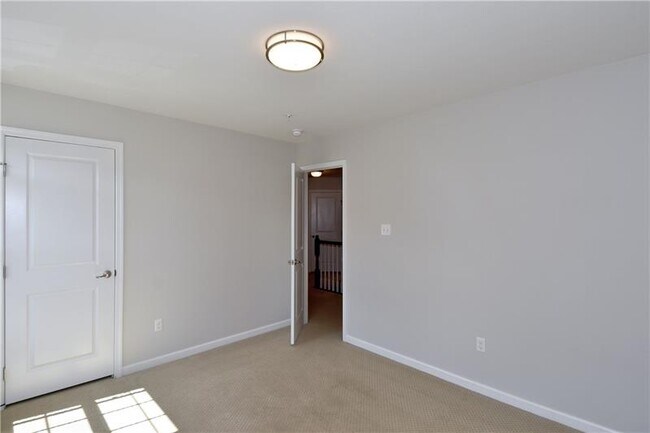 Building Photo - 616 Edison Dr
