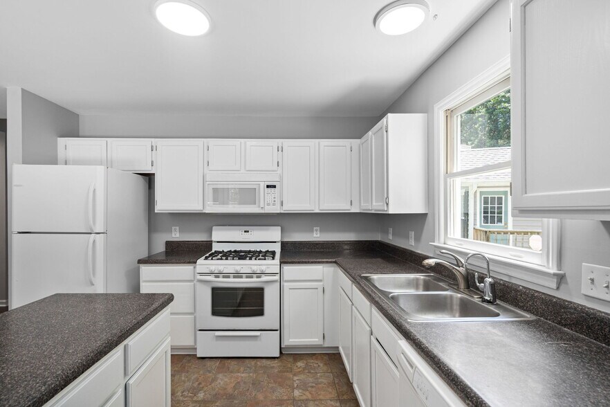 Building Photo - 2912 Enson Pl
