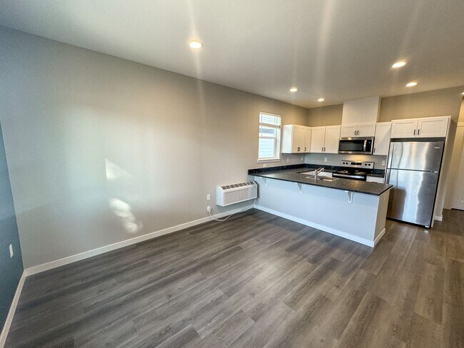 Building Photo - SAW3781