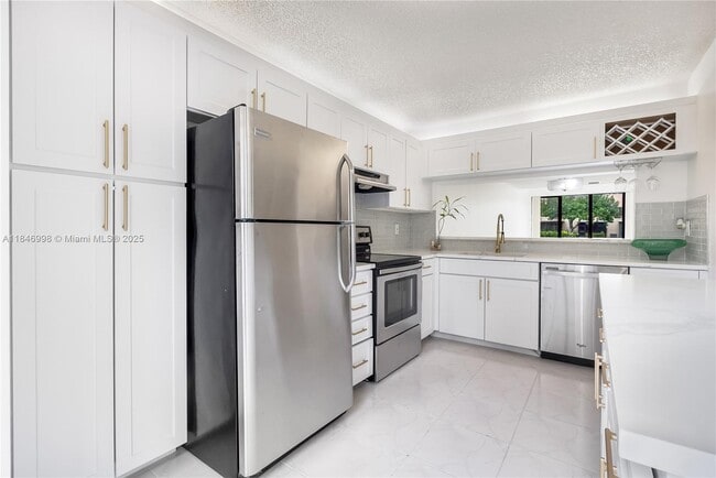 Building Photo - 3952 Cocoplum Cir