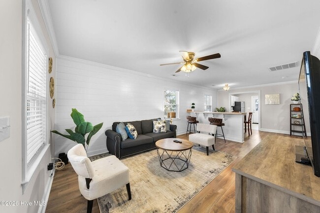 Building Photo - 720 Queen St