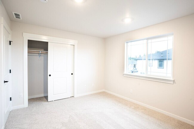Building Photo - Stunning new construction!