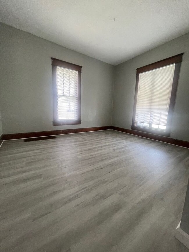 Building Photo - **New Flooring!** Jackson Street House for Rent!