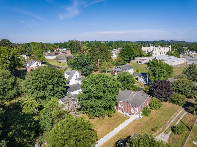 Building Photo - 610.5 Russell St