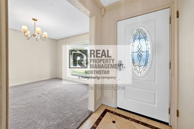 Building Photo - 902 Arrowhead Dr