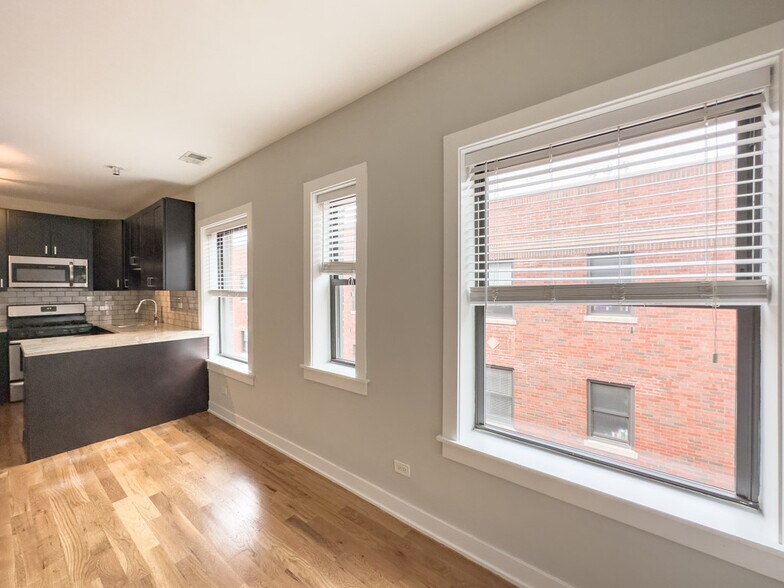 Building Photo - 2206 W Eastwood Ave