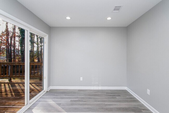 Building Photo - 20 Laver Cir