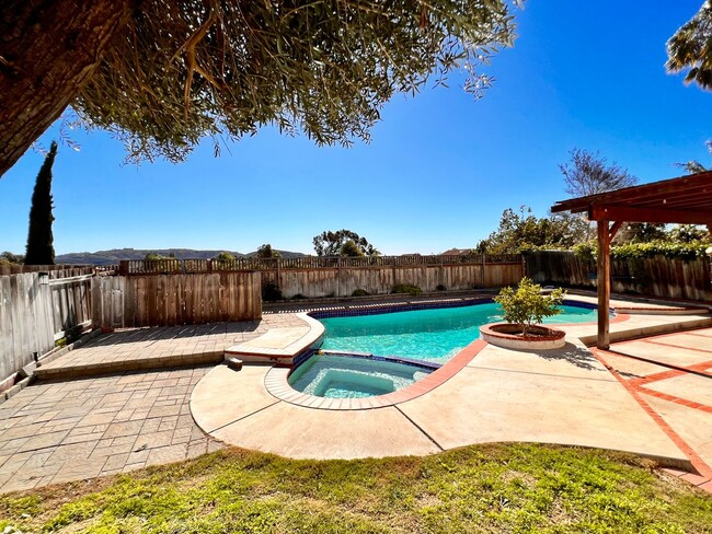 Building Photo - Beautiful 3BD/2.5BA with a pool and a view!