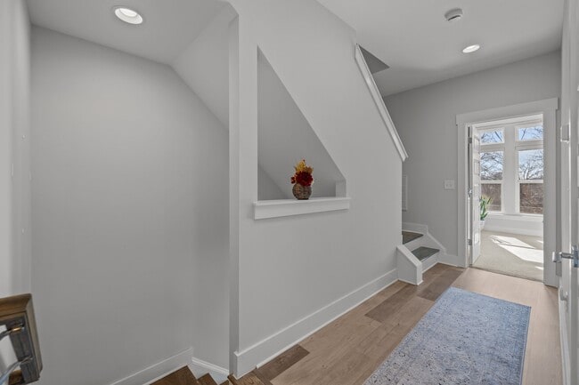 Building Photo - 644 W End Dr