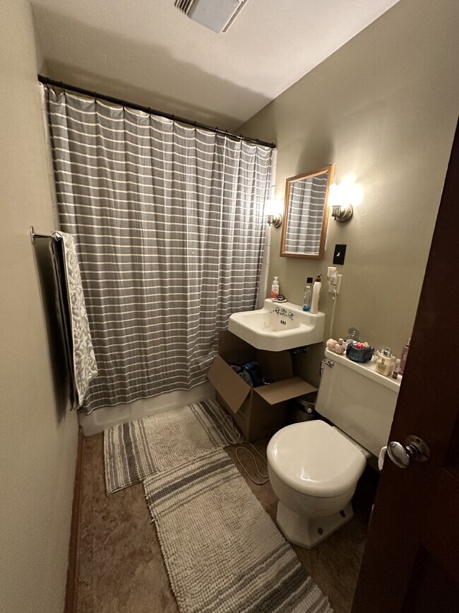 Building Photo - One Bedroom One Bath Unit in Triplex near Downtown and UWEC!