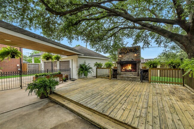 Building Photo - 2111 Riverside Dr