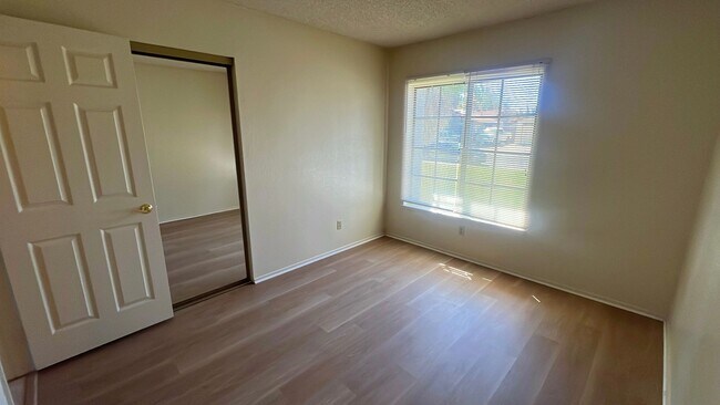 Building Photo - East Lancaster Home