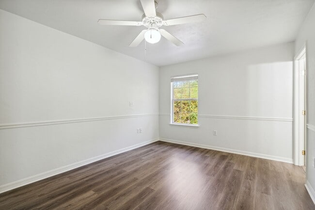 Building Photo - Townhome in Woods Edge!