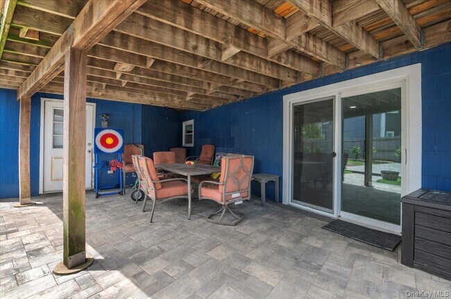 Building Photo - 570 Conklin St