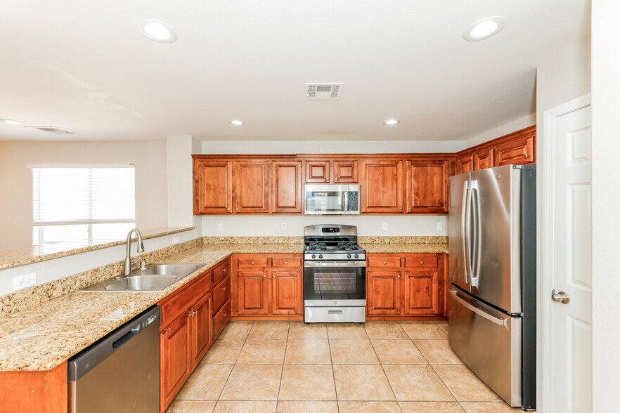 Building Photo - 5714 Old Colony Dr
