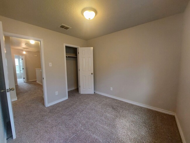 Building Photo - $300 OFF Move IN!! Beautiful townhome! 3 B...