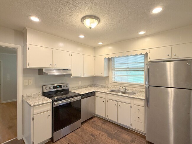 Building Photo - 7620 Charlotte Dr SW
