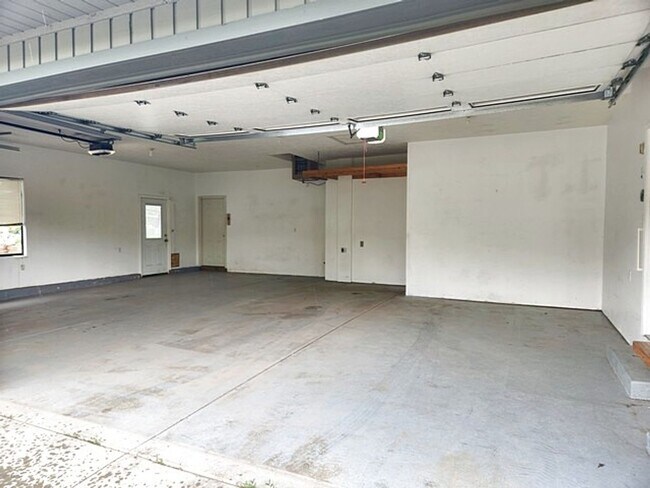 Building Photo - Large Private Luxury Home in Pinebrook  Es...
