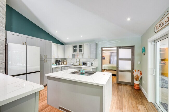 Building Photo - 129 Arctic Ave