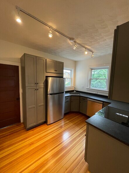 Kitchen/w dishwasher/disposer - 20 Lauriston St