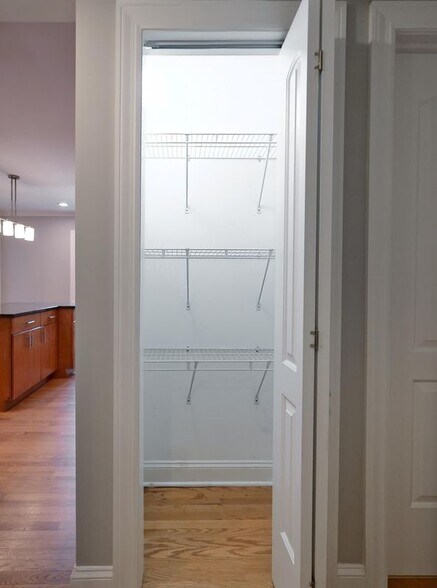 Building Photo - 6821 N Wolcott Ave