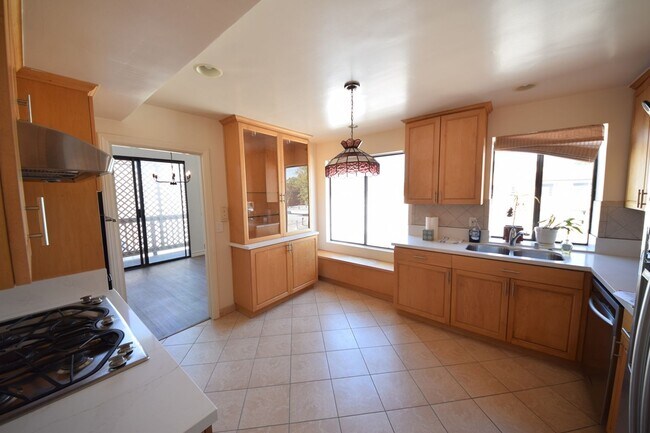 Building Photo - ***Amazing 2 Bed 2.5 Bath Westwood Condo U...