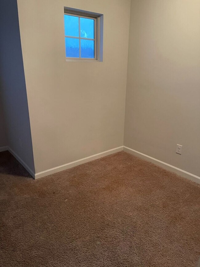 Building Photo - 124 Daisy Cir