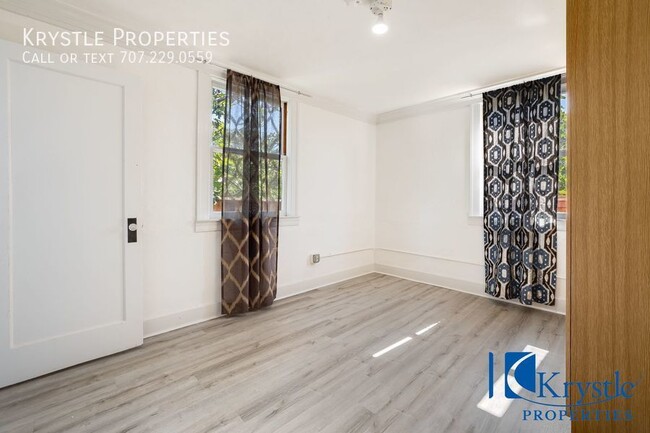 Building Photo - Spacious apartment with large patio