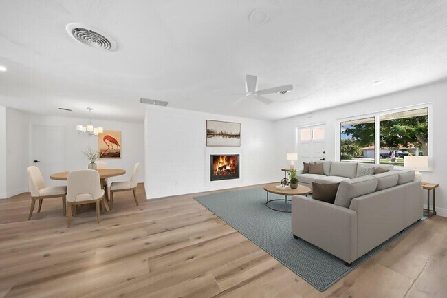 Building Photo - 2416 N W Everglades Blvd