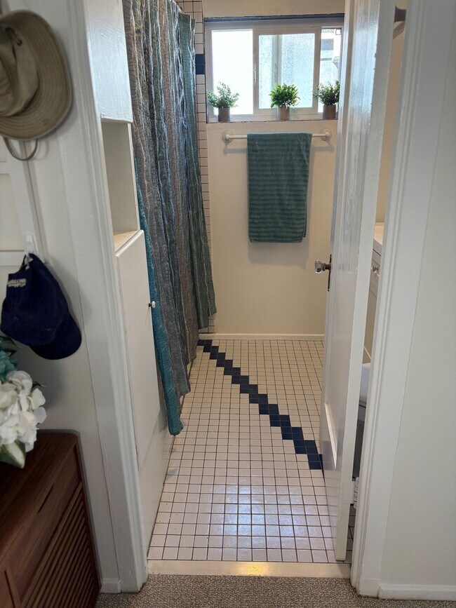 Building Photo - 4027-4029 Ocean Dr