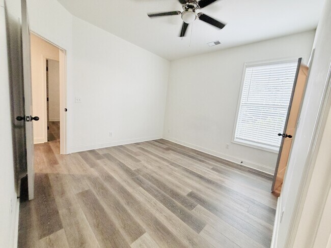 Building Photo - 2035 Rosewood Dr