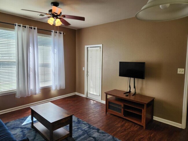 Building Photo - 1314 River Oaks Dr